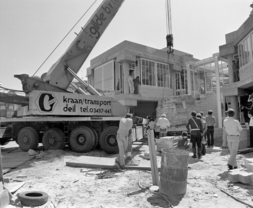 855865 Afbeelding van de plaatsing van één van de vier fragmenten van het Kasteel Vredenburg en het Johanniter klooster ...